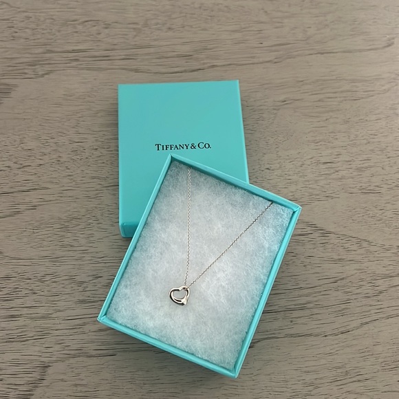 Elsa Peretti®
Open Heart Pendant
in Silver, 11 mm - Picture 2 of 7